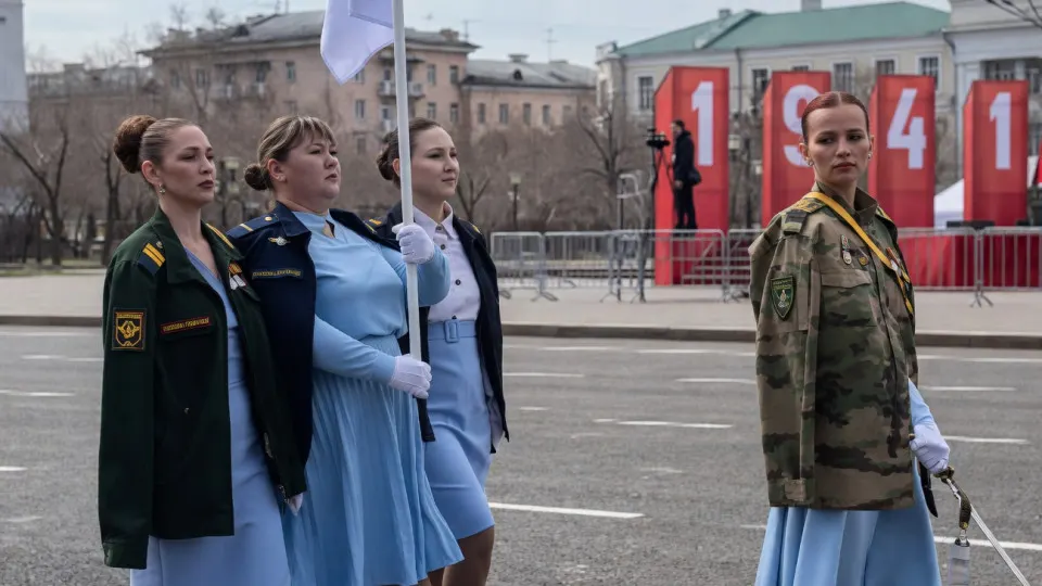 Впервые вдовы и матери погибших военнослужащих прошли по центральной площади в составе парадного расчёта; организаторы называли форму символом верности. Перед праздником некоторым регионам разослали методички с требованием заменять слово «парад» на «торжественное прохождение».