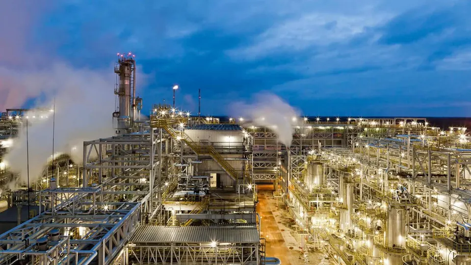 После удара дронов 5 мая Киришский нефтеперерабатывающий завод остановил переработку и приостановил отгрузки — основные установки и резервуары повреждены, ремонт может занять месяцы. С начала весны из-за атак дроном несколько российских НПЗ уже прекратили работу.