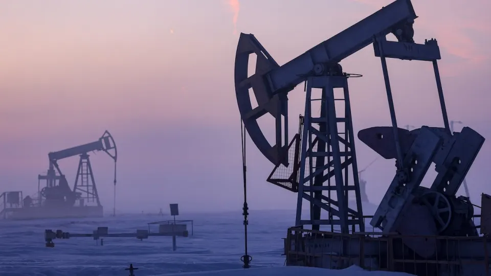 Минэкономразвития ожидает, что в 2026 году добыча нефти в России снизится до 511 млн тонн — четвёртый год падения подряд и самый низкий уровень с 2009 года. Причины — ухудшение финансовых показателей компаний, сокращение бурения и ограничения, связанные с военной ситуацией.