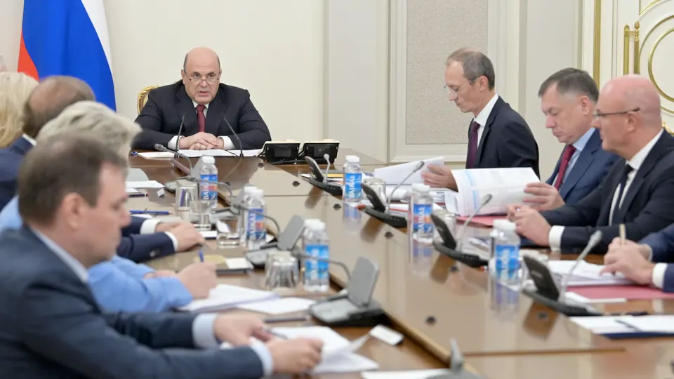 Правительство потребовало от крупнейших нефтекомпаний согласовывать объёмы производства, отгрузки и экспорта топлива, чтобы стабилизировать внутренний рынок на фоне снижения переработки после серии атак беспилотников.