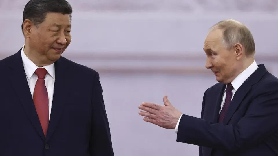 Президент отправится на переговоры с Си Цзиньпином, главная тема — согласование проекта «Сила Сибири‑2». В делегацию войдут руководители «Газпрома» и «Роснефти», планы по запуску трубопровода остаются неопределёнными, ключевым разногласием остаётся цена.