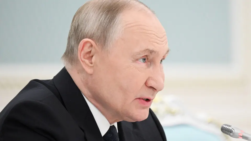 Власти ставят цель увеличить число иностранных учащихся до полумиллиона к 2030 году — сейчас их свыше 300 тысяч, большинство платят за учёбу. Одновременно фиксируется масштабный рост кампаний по набору иностранцев в вооружённые силы и подразделения беспилотных систем.