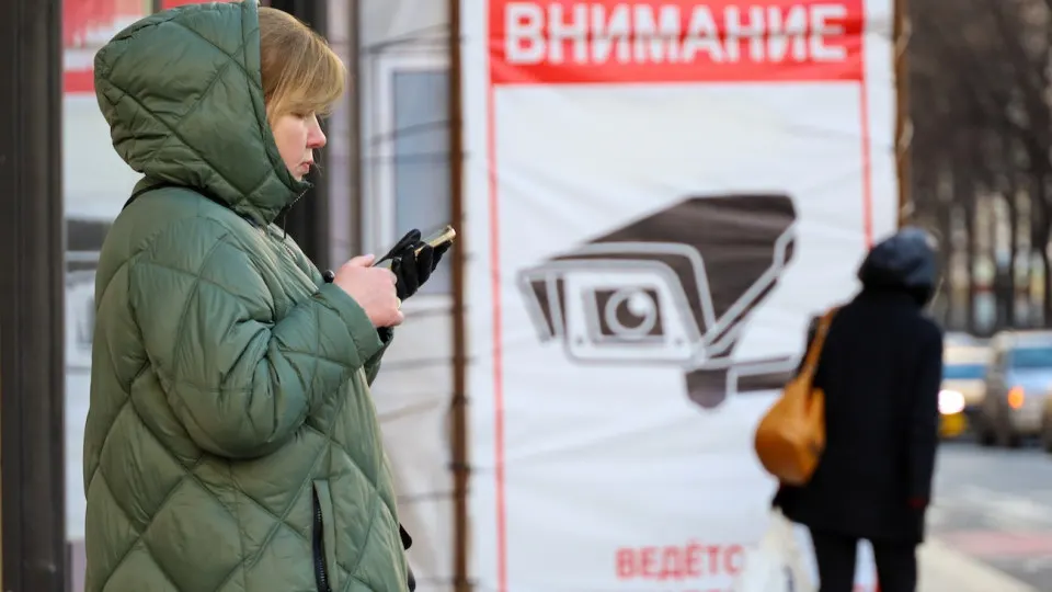 Государственный мессенджер «Мах» без согласия пользователей удаляет сообщения со ссылками на ключи для VPN; при повторной попытке отправки аккаунт выкидывает. Одновременно в госуслугах вводят ограничения на работу через VPN.