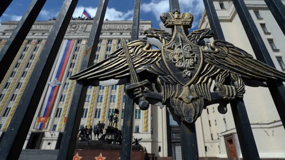 В проекте приказа предлагается передавать в распоряжение Минобороны акции, землю, технику и производственные площадки национализированных компаний, чтобы быстрее использовать их мощности для гособоронзаказа без посредников.