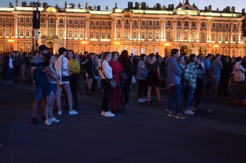Ночью 27–28 июня в Санкт-Петербурге пройдёт праздник «Алые паруса» для около 66 тыс. выпускников. Одновременно утверждены 300 приоритетных образовательных программ и увеличено число бюджетных мест; в Смоленске 26–28 июня пройдёт День молодёжи.