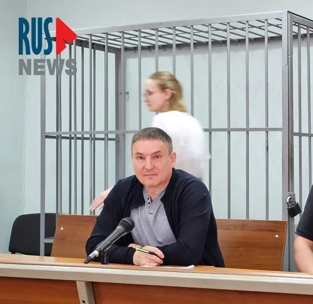 Суд отклонил иск правозащитника: в карцере заключённым дают бумагу и ручку полтора часа в день, что не позволяет полноценно готовиться к судебным процессам. Самому правозащитнику ранее назначали принудительное лечение и помещали в карцер; ему также предъявляли разные обвинения.