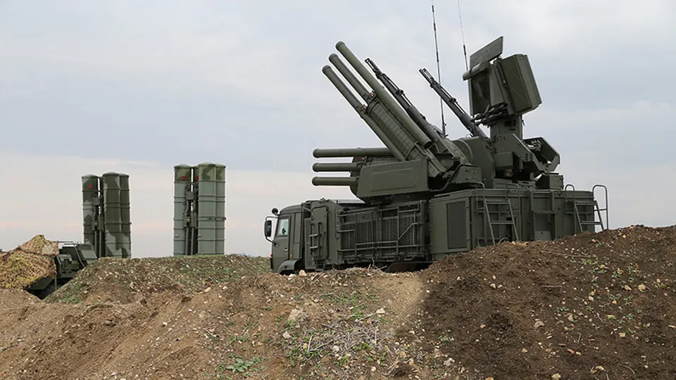 Российские военные начали использовать комплекс радиоэлектронной борьбы «Волна Купол Гарант», который по сообщению украинских источников способен глушить связь терминалов Starlink на площади до 20 квадратных километров. По данным, комплексы производятся в Симферополе и поставляются армии примерно по 1,5 млн долларов за штуку.