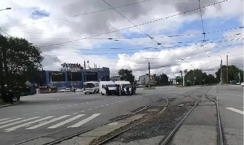 Микроавтобус маршрута 348 попал в ДТП на проспекте Победы в Челябинске; один пассажир пострадал. На месте работают службы, подробности уточняются.