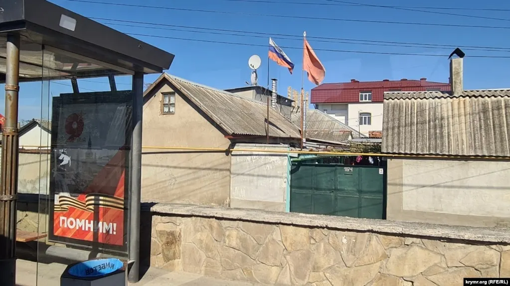 В результате ударов беспилотников в Симферополе, Керчи и нескольких областях сообщают о погибших, пострадавших и повреждениях. Минобороны РФ заявило о сотнях сбитых дронов.