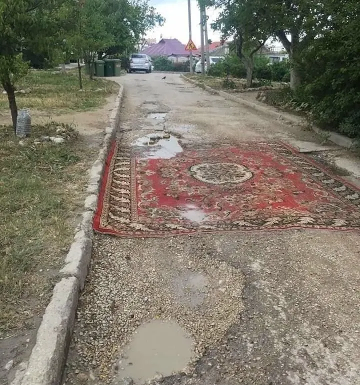 В Госдуму внесён законопроект, позволяющий жителям самостоятельно менять асфальт во дворах и на местных дорогах; правительство инициативу не поддержало, ссылаясь на необходимость работ специалистов.