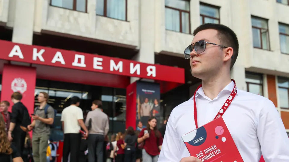 В ряде вузов распространены приглашения вступить в добровольческие отряды для противодействия БПЛА: год службы, 200 тыс. руб. в месяц, премии за сбитые дроны. Контракты оформляются с Минобороны, добровольцы не считаются военнослужащими и, как утверждается, не направляются в зону СВО. Кампания охватывает десятки учебных заведений и нацелена на массовый набор до конца 2026 года.
