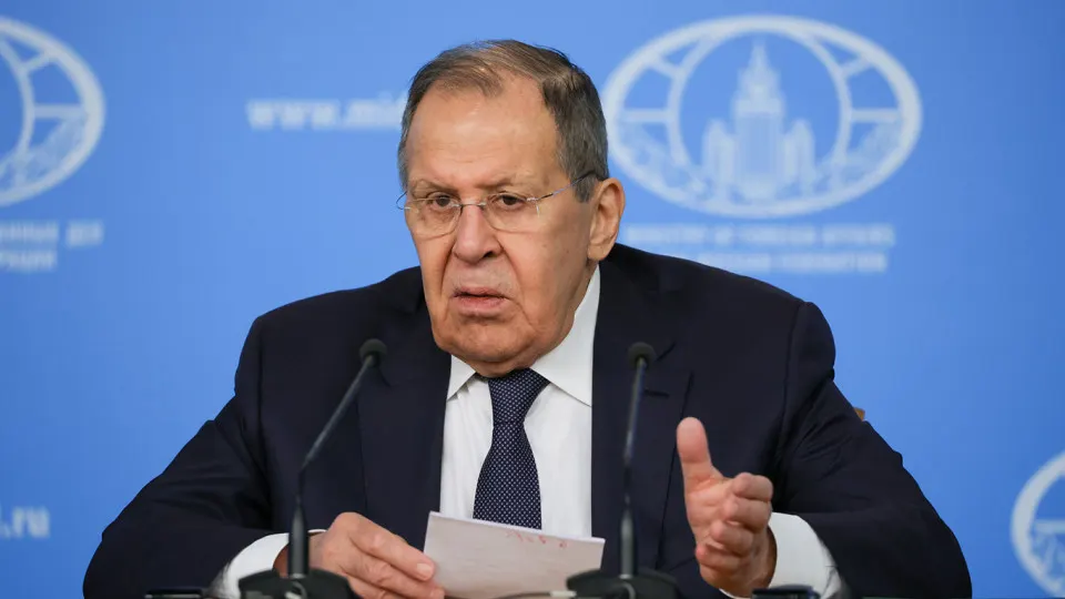 Глава МИД России заявил, что европейские страны требуют от Москвы немедленного прекращения огня, начала переговоров и выплат компенсаций, одновременно стремясь усилить своё влияние в регионе, что, по его словам, несёт риски эскалации.