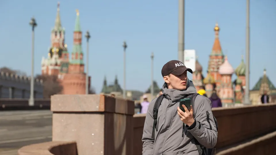 В проекте постановления прописаны правила сбора и использования идентификаторов мобильных устройств (IMEI): операторы будут передавать данные в единую систему, а при включении номера в реестр — блокировать SIM‑карты. Ожидаемая дата вступления — 1 марта 2027 года.