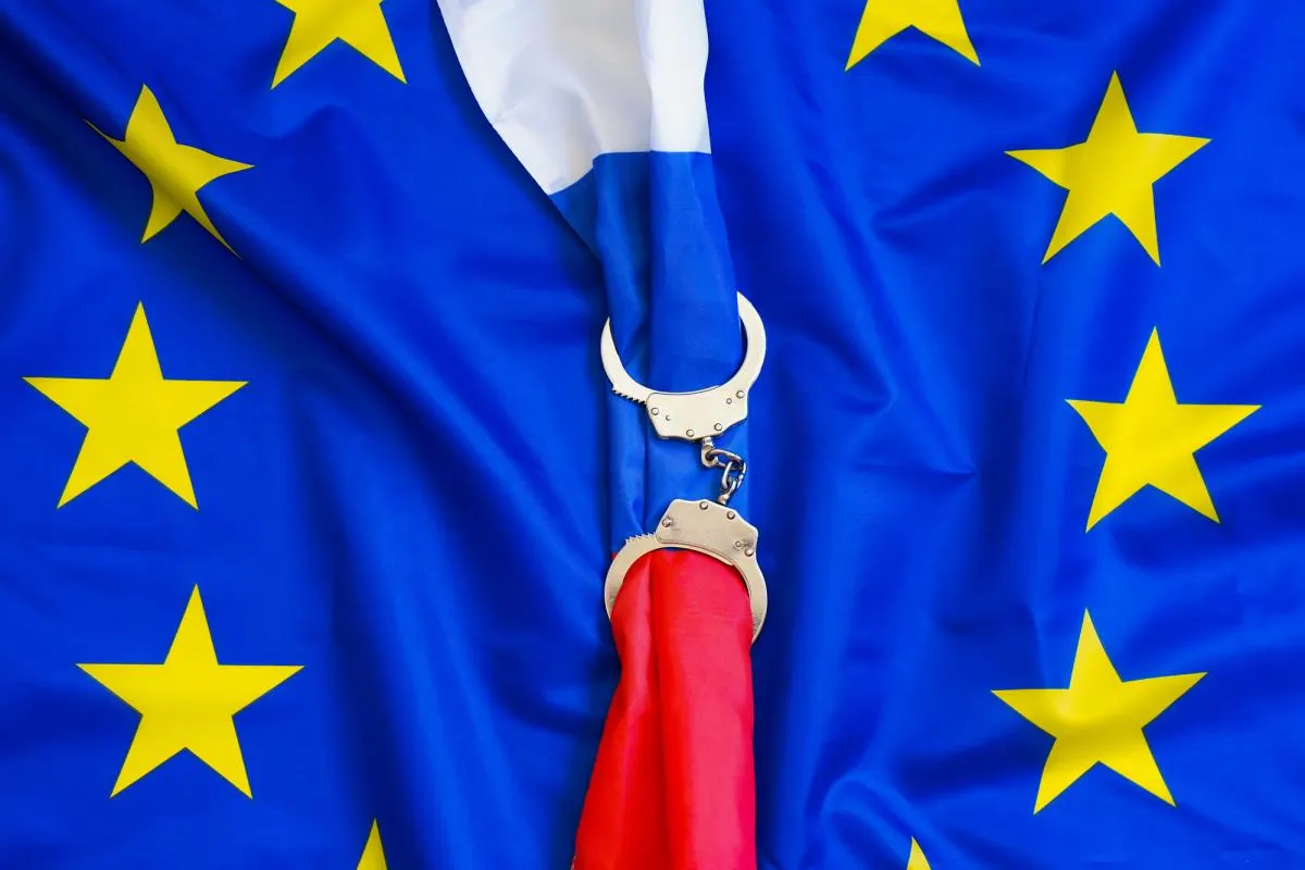 Совет ЕС ввёл ограничения в отношении десятков физических и юридических лиц, направленные на сокращение энергетических доходов России, ослабление военно‑промышленного комплекса и противодействие гибридным угрозам.