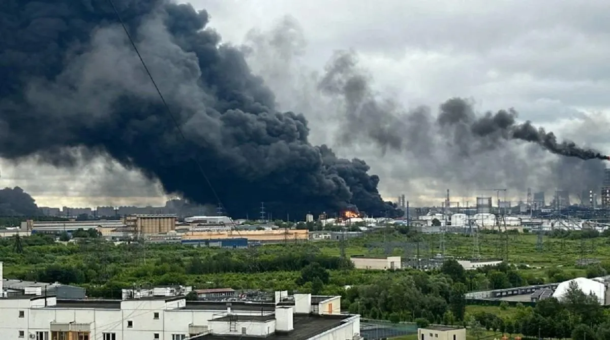 Атаки на НПЗ сократили выпуск бензина и вызвали локальный дефицит, но более серьёзный удар по бюджетным доходам нанесло падение мировых цен на нефть после разблокирования Ормузского пролива; возможное ужесточение санкций усугубляет ситуацию.