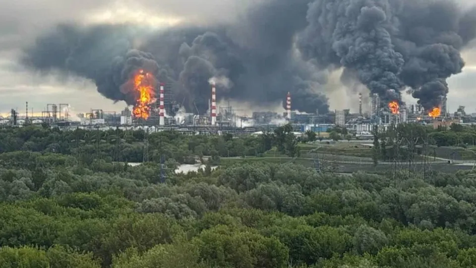 По данным источников и аналитиков, украинские ударные операции по нефтеперерабатывающим заводам и военным объектам в глубине России при поддержке разведданных привели к значительному снижению объёмов переработки и локальным ограничениям на продажу топлива.