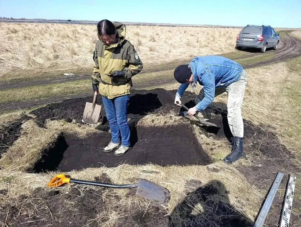 Археологи обнаружили в Еткульском районе планировочно укреплённое поселение бронзового века с рвом, валом и фрагментами керамики синташтинской культуры. Находка даст новые данные о расселении людей на Урале четыре тысячи лет назад.
