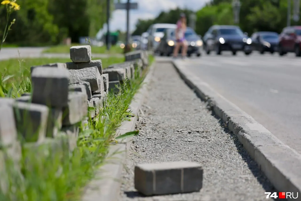 На улице Худякова подрядчик заменяет покрытие за свой счёт: после зимы у плитки выявилось отслоение верхнего слоя, а гарантия на работы истекает в этом году.