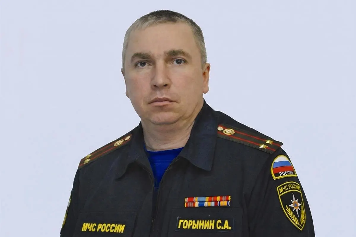 Замначальника учебного спасательного центра в Озёрске признали виновным в принуждении подчинённых к строительным работам и в получении взяток свыше 2,3 млн рублей; суд назначил 11 лет колонии и лишение звания.