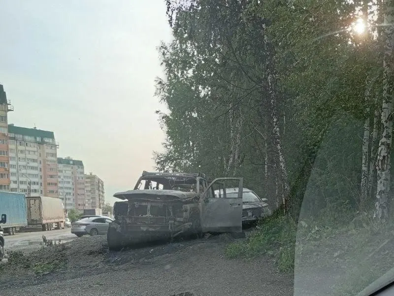 Ночью жители слышали сильные хлопки. К утру на улице обнаружили сгоревший внедорожник Tank — по данным МЧС, обошлось без пострадавших, причины пожара выясняют специалисты.