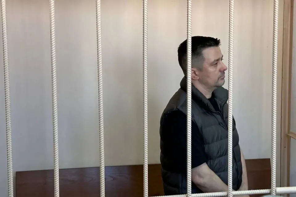 Дело экс‑главы регионального фонда капремонта Виктора Тихоненко направлено в Центральный районный суд Челябинска. Его обвиняют в фиктивном повторном ремонте крыши за более 6 млн рублей и в получении взяток при выборе подрядчиков на замену лифтов и покупке жилья.