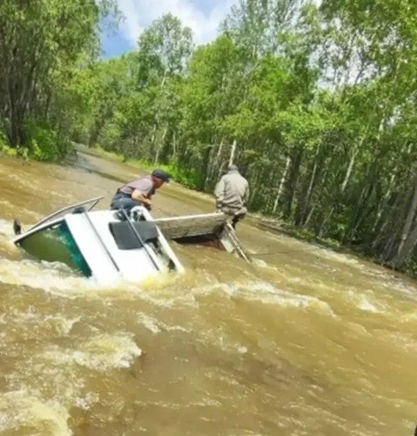 В Забайкалье и под Челябинском сильные паводковые воды размыли участки трасс: село Аца оказалось отрезанным от райцентра, а в Устиново на провал вылетела легковушка. Местные ждут ремонта и боятся перебоев с поставками и медицинской помощью.