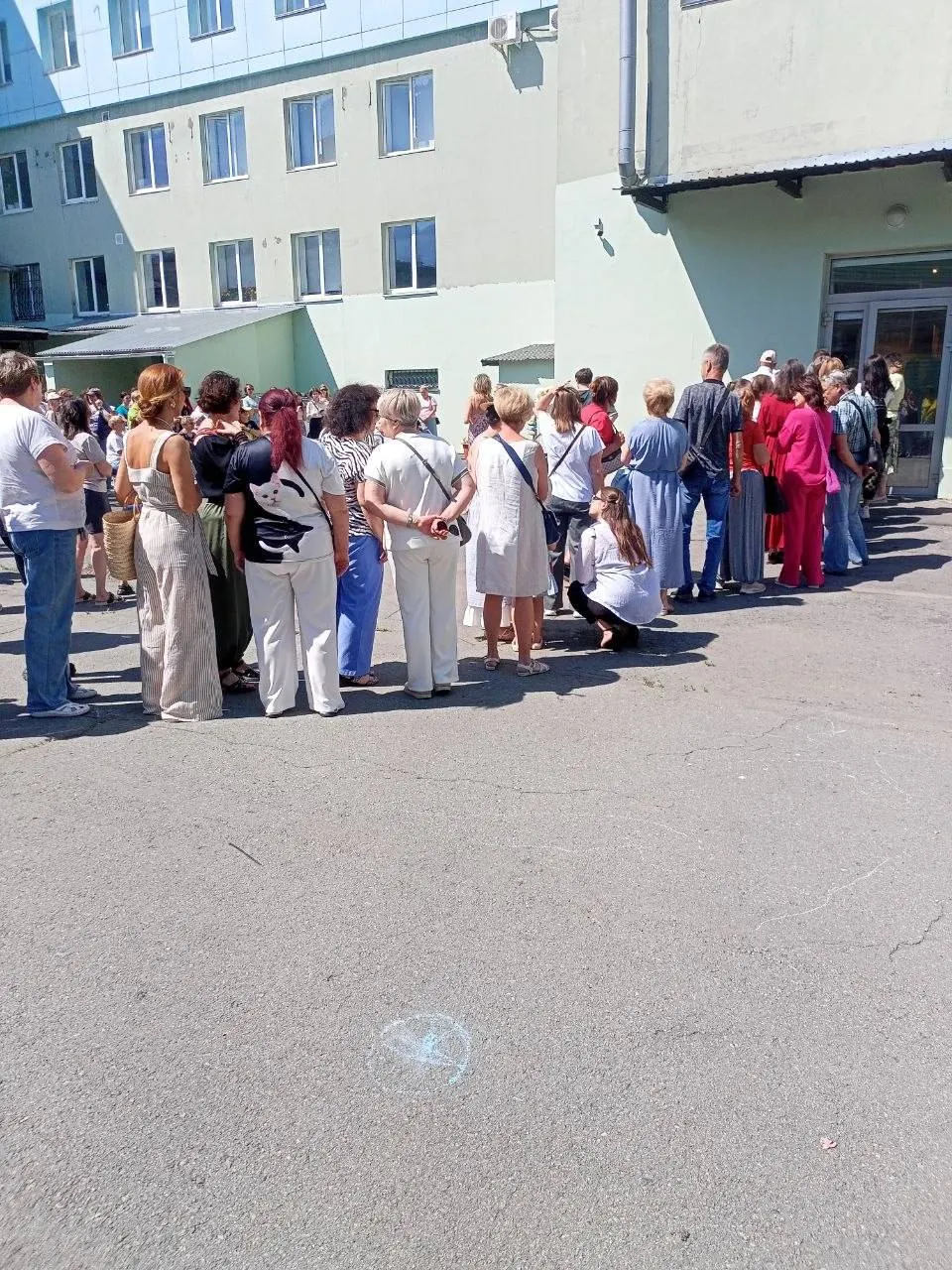В Детской художественной школе имени Аристова прошла выставка пионов: собрано около 300 сортов, посетители выстраивались в очередь. Самый дорогой — персиковый Elsa von Brabant, корень которого оценён в 140 тысяч рублей.