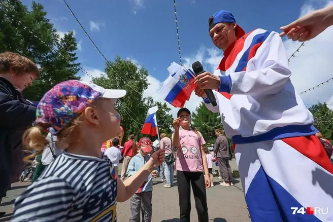 Челябинцы отпраздновали День России в городских парках: прошли концерты, мастер‑классы и кинопоказы, улицы украсили флаги. Одного из празднующих увела полиция — он не рассчитал силы.