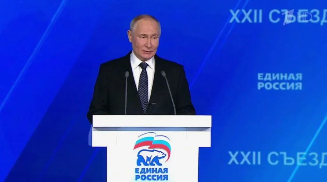 Кремль не исключил участие президента в съезде партии, где будут выдвигать кандидатов в Госдуму. Выступление главы государства может укрепить поддержку «Единой России» на фоне снижения её рейтинга.