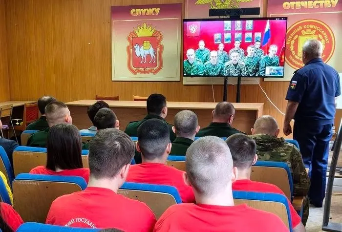 С начала июня по всей России прошло не менее десяти телемостов, на которых студентов агитировали вступать в подразделения, обслуживающие беспилотники; в выступлениях участвовали военнослужащие и уже заключившие контракты студенты.