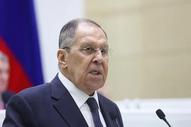 Глава МИД РФ заявил, что нормы ЕАЭС и ЕС взаимоисключают друг друга, и выбор Еревана повлияет на тарифы и фитосанитарные правила; ранее Россия вызывала посла и ввела ограничения на часть армянского экспорта.