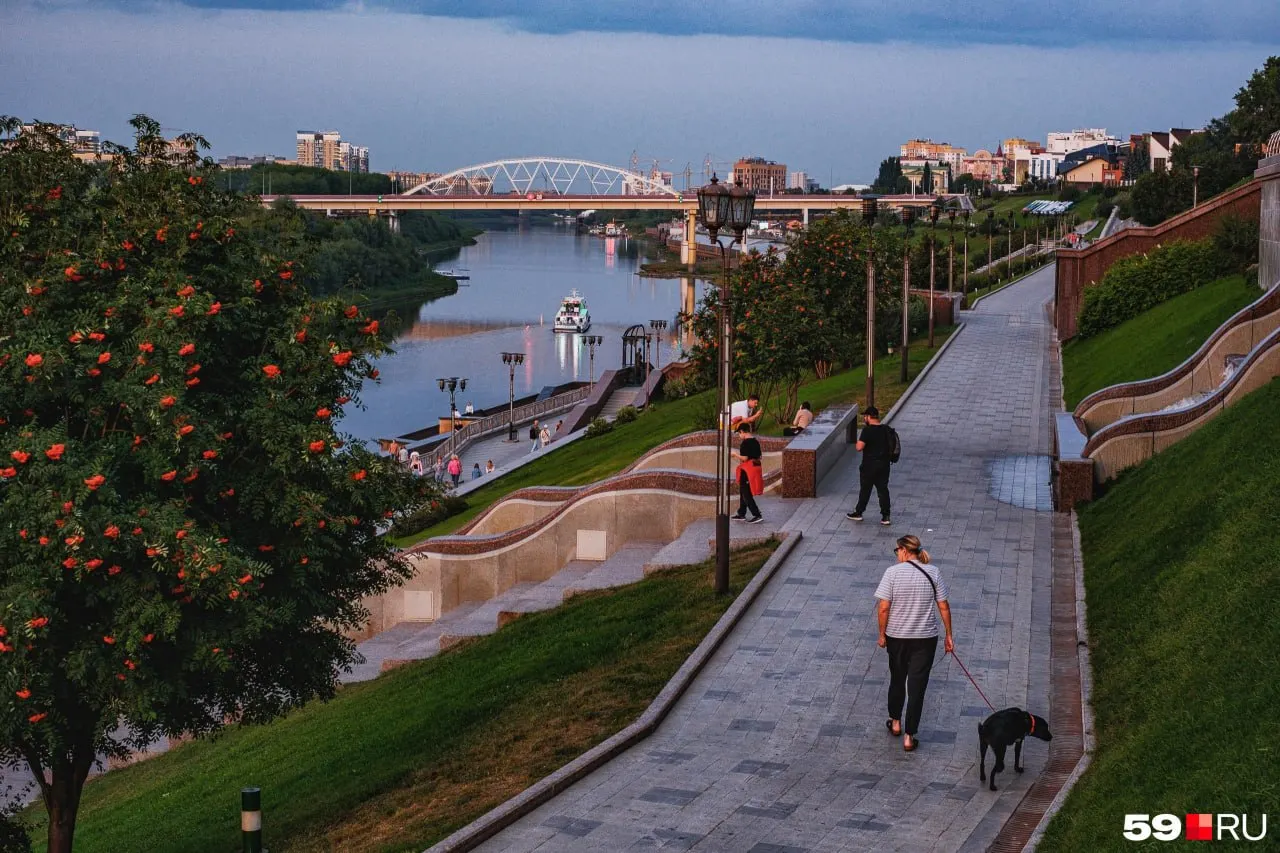 В Удмуртии, Челябинской, Свердловской и Тюменской областях вводили экстренные режимы из‑за угрозы беспилотников: аэропорты и городской транспорт временно ограничивали работу.