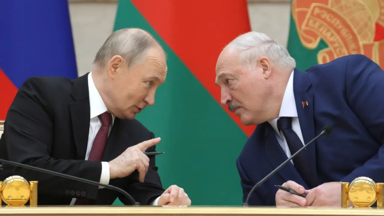 26 июня в резиденции на Валдае прошла закрытая встреча лидеров России и Белоруссии. Официальных заявлений не последовало — переговоры связывают с обострением на белорусско‑украинской границе и недавними инцидентами вокруг пограничной связи.