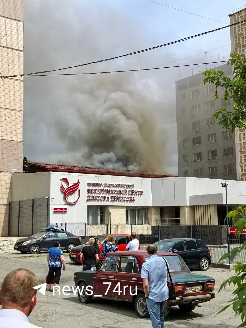Персонал вывели на улицу, огонь возник на крыше здания — на месте работают пожарные и спасатели.