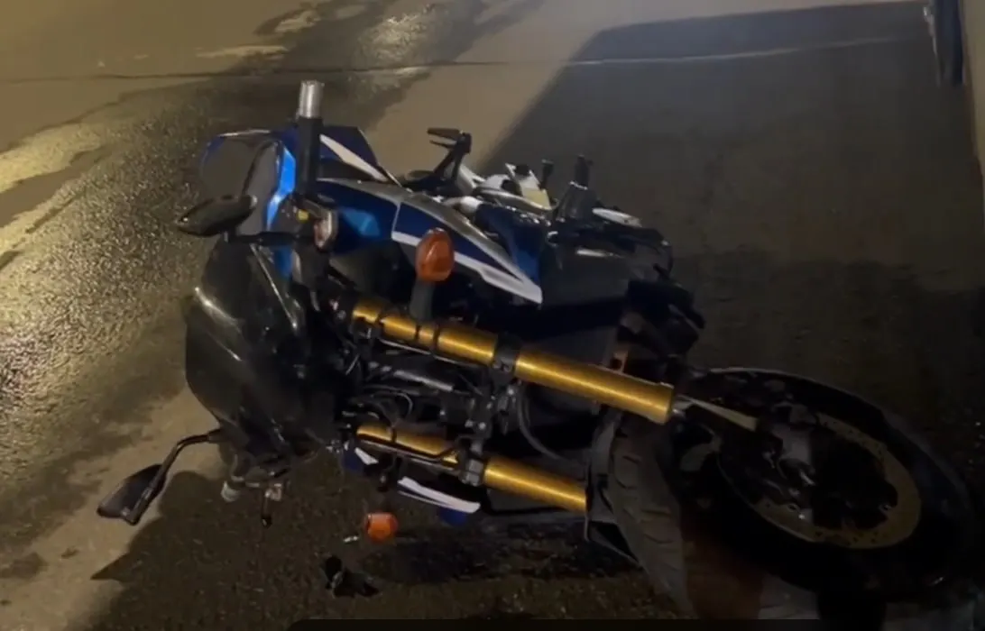 Ночью в Челябинске 41-летний водитель мотоцикла Suzuki на пешеходном переходе сбил 33-летнего мужчину; пешеход скончался на месте. В ГИБДД сообщили, что водитель ранее 11 раз нарушал ПДД.
