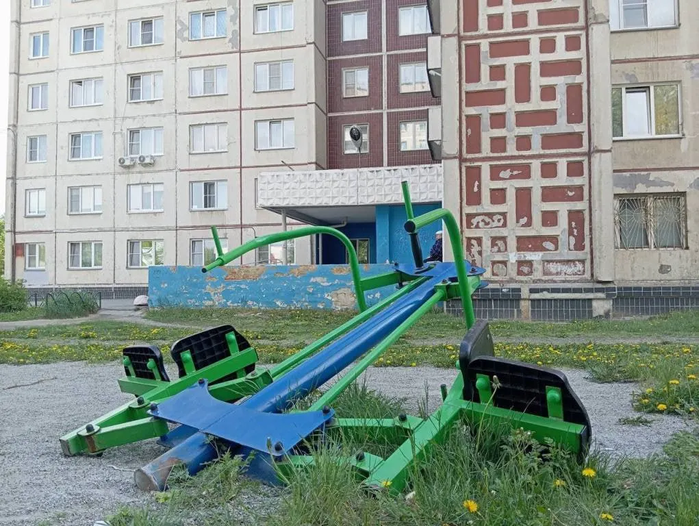 Из‑за убыточности советского жилого фонда и роста давления со стороны контролирующих органов управляющие компании Челябинска готовы массово прекратить обслуживание порядка двух тысяч пятиэтажек (около 32% жилищного фонда) — если власти не повысят тарифы или не выделят субсидии на ремонт.