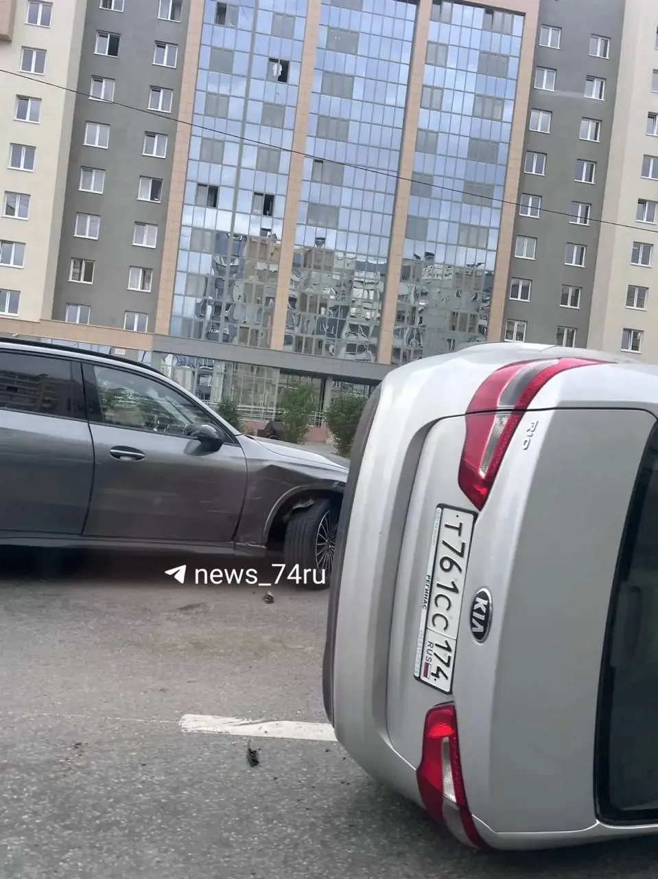 На перекрёстке образовалось ДТП с перевёрнутым автомобилем. На месте работают экстренные службы, пробка затрудняет движение — подробности и информация о пострадавших уточняются.