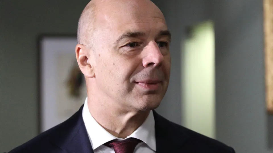 Минфин заявил, что компании топливно-энергетического комплекса должны самостоятельно обеспечивать покупку средств защиты; затраты можно включать в себестоимость продукции. Между тем атаки на НПЗ привели к существенному сокращению переработки и росту цен.