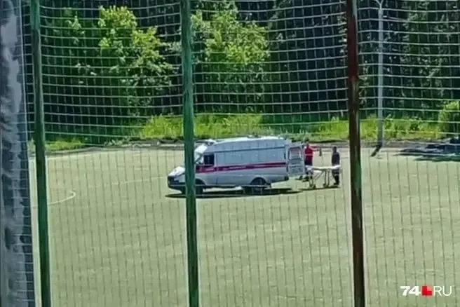 Во время матча на стадионе «Калибр» подростку стало плохо; очевидцы связывают это с жарой, в областной спортивной школе сообщили о переломе руки, региональный Минздрав уточняет ситуацию.