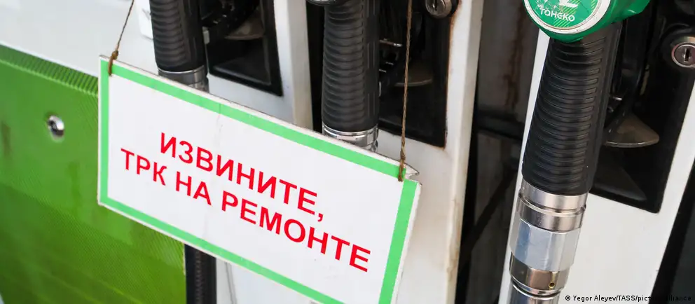 Президент заявил, что нефтеперерабатывающие заводы работают на пределе, производство бензина покрывает лишь около 80% спроса. Запасы снизились, а временные ограничения на отпуск топлива действуют более чем в 50 регионах.