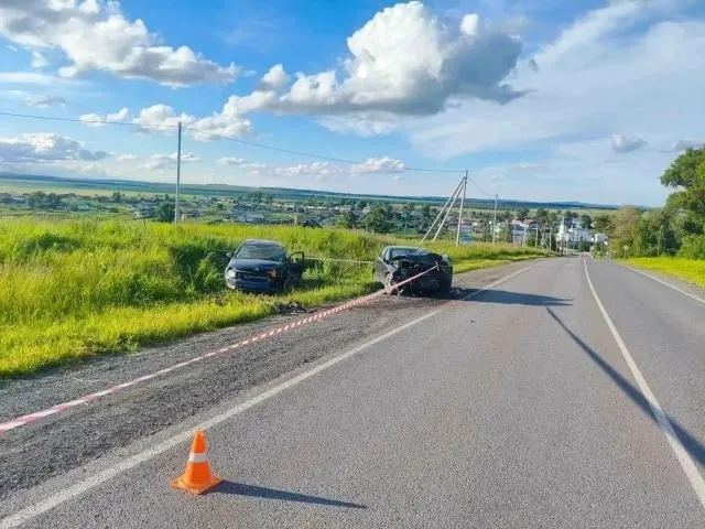 На трассе Бирск — Тастуба — Сатка 20‑летний водитель Mitsubishi Lancer при обгоне выехал на встречную полосу и столкнулся со Skoda Octavia; пострадали двое детей и трое взрослых.