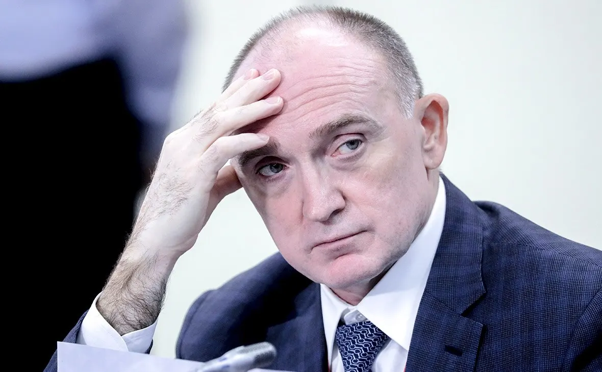 Следствие считает, что в 2016 году Борис Дубровский получил 34 млн рублей от владельца дорожной фирмы в обмен на содействие при госконтрактах. Ранее в 2025 году прошла серия задержаний в дорожной отрасли, а самого Дубровского объявили в розыск.