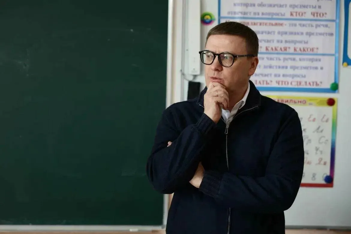 Сотрудники образовательных учреждений жалуются, что обещанная индексация не ощущается, а надбавки и стимулирующие выплаты урезают. Родители уже столкнулись с дополнительными расходами на питание в лагерях.