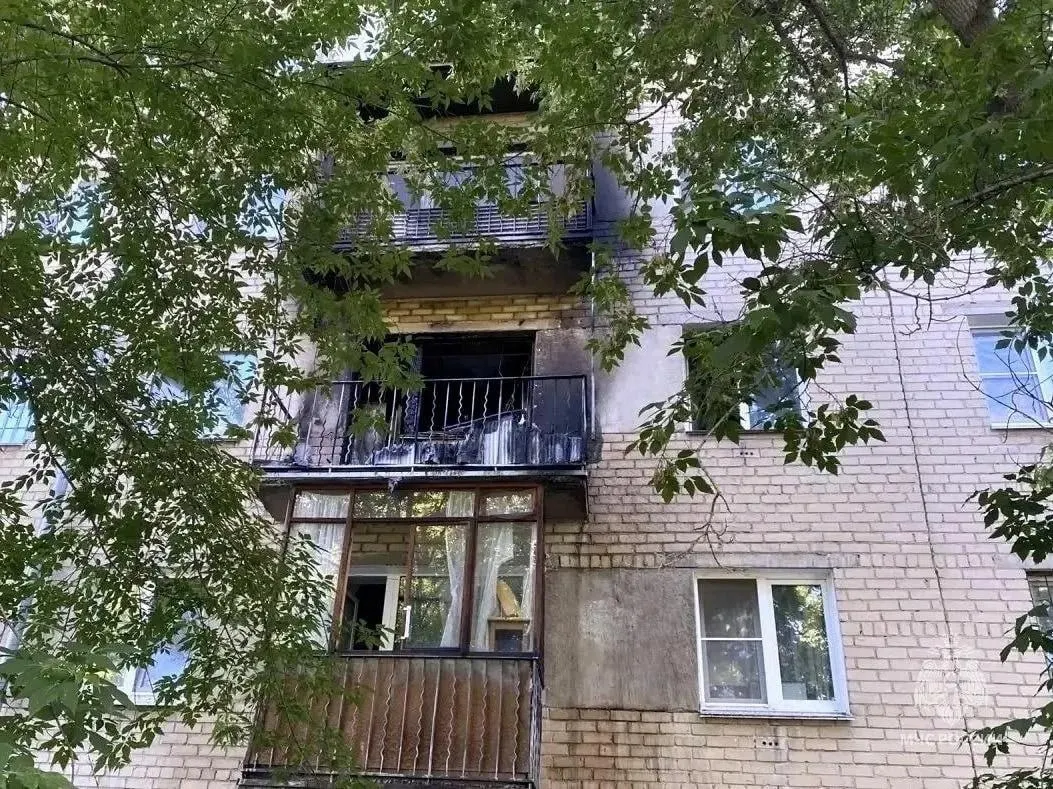 В Ленинском районе на балконе третьего этажа загорелись вещи. Пожилую женщину с ограниченной подвижностью вывели спасатели и передали медикам, из дома эвакуировали 11 человек, в том числе двух детей.
