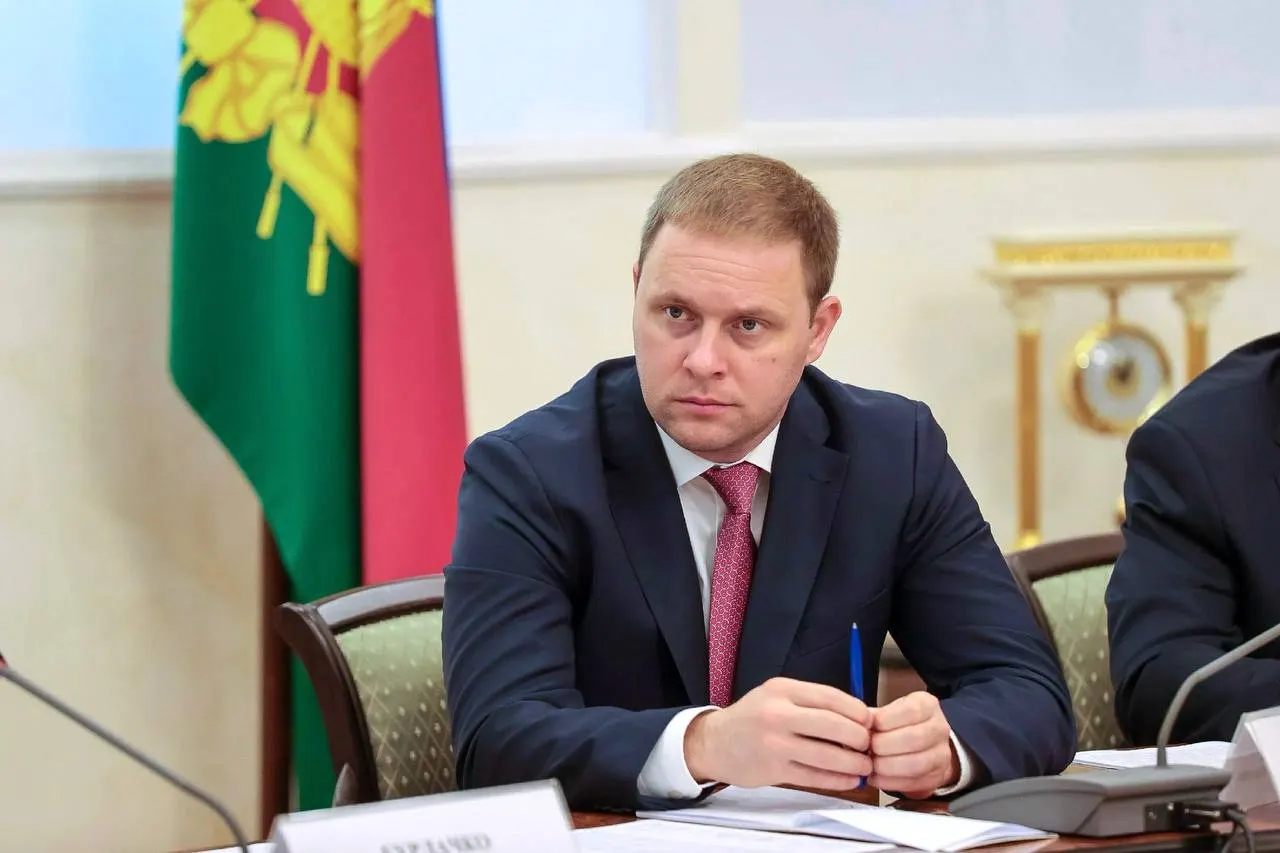 Швец назначен руководителем «Туризм РФ». Ранее он более десяти лет работал в органах государственной и муниципальной власти, включая пятилетнее руководство Анапы, и курировал инвестиции, туризм и цифровизацию.