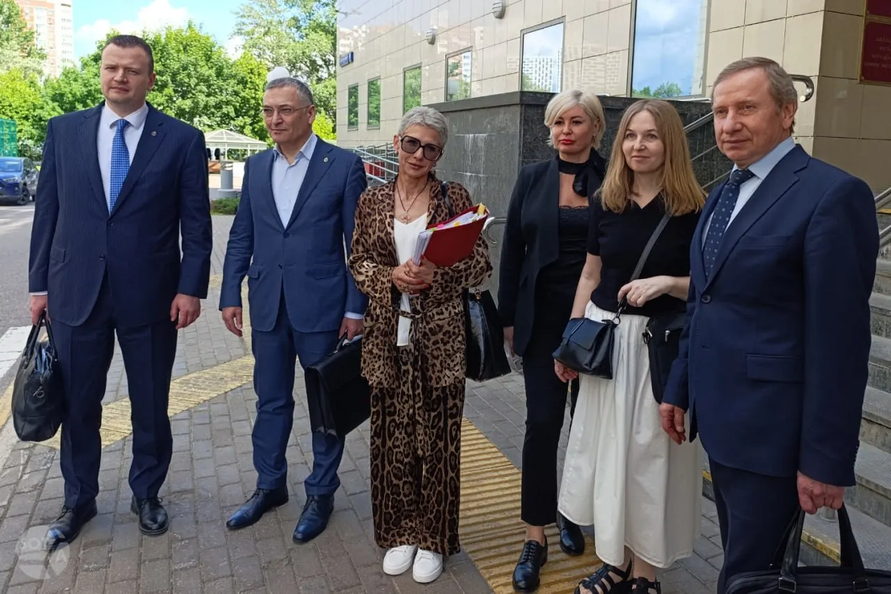 Апелляция оставила в силе решение Хамовнического суда о лишении адвокатского статуса Алексея Басистова, Дмитрия Проводина и Юлия Тая. Защита настаивает, что такое решение может принимать только Совет адвокатской палаты.
