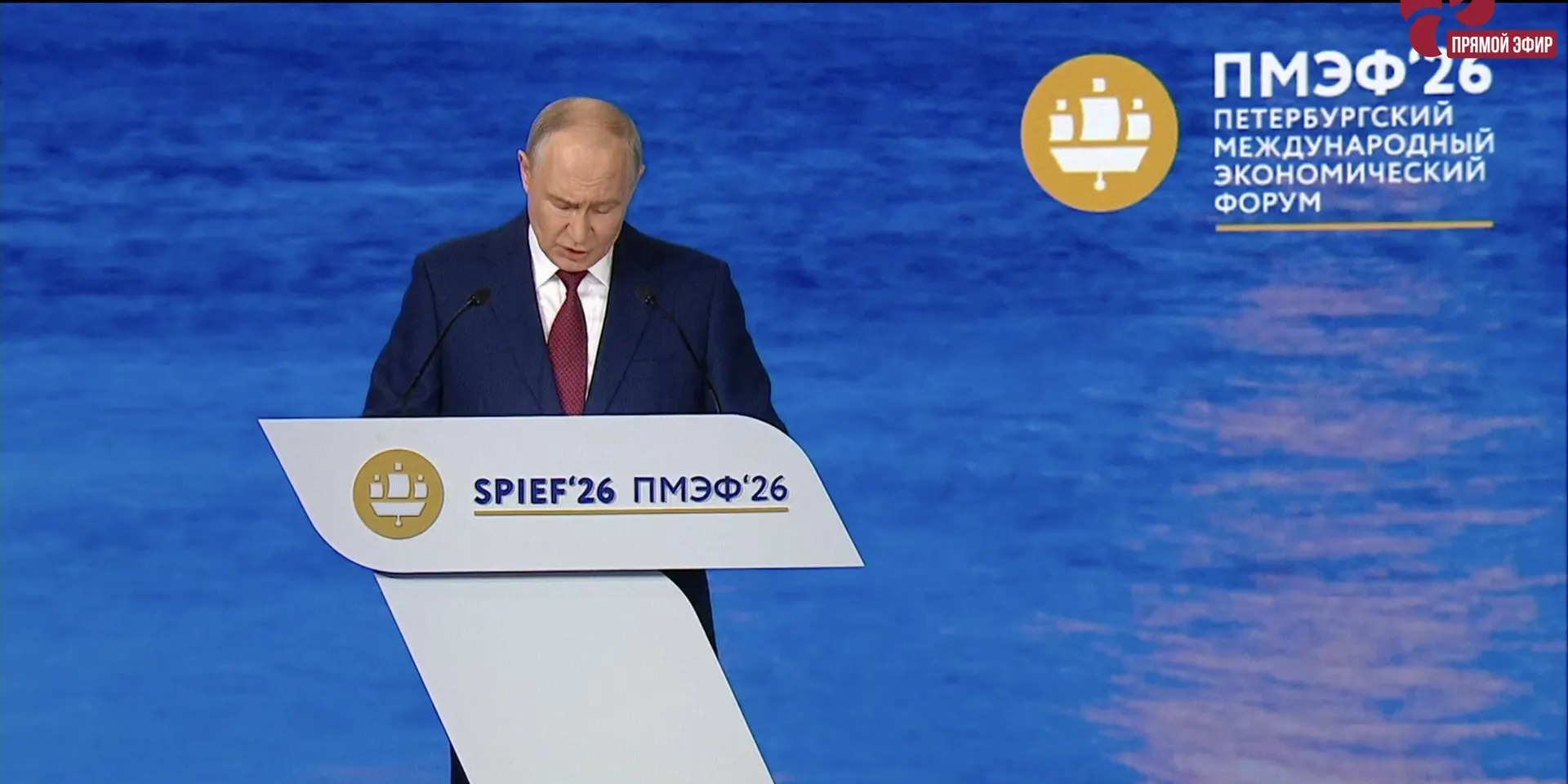 Владимир Путин попросил Госдуму ускорить принятие закона, который закрепит в Трудовом кодексе институт стажировок для выпускников колледжей и вузов — сроком полгода с наставником. Инициатива должна стимулировать переезд молодых специалистов в регионы, но вызывает опасения, напоминающие прежние обязательные отработки для медиков.