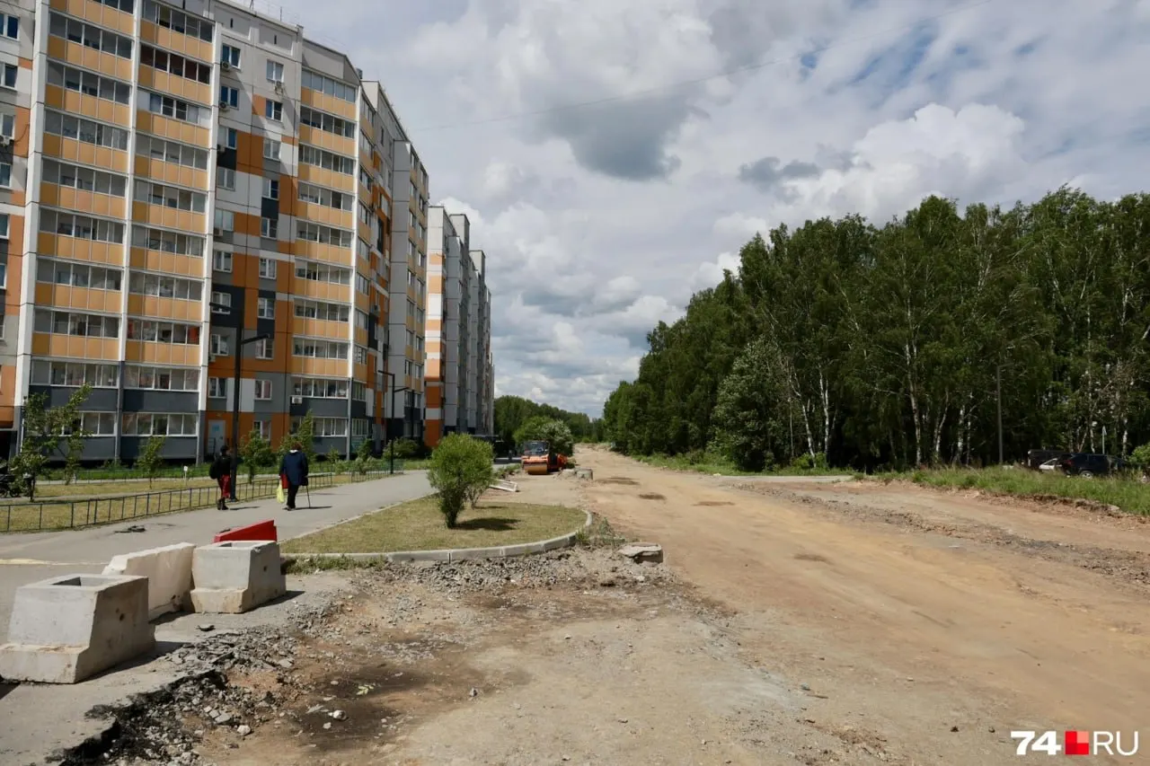 Техника на объекте в Парковом простаивает: подрядчик обещает уложить 400 м асфальта до октября, жители жалуются на затянувшуюся паузу и требуют разъяснений.