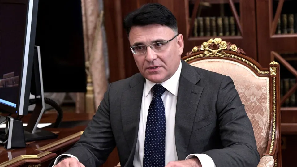Руководство крупного медиахолдинга выступило за квоты для иностранных картин, чтобы отсеять «посредственные» релизы и освободить экранное время для российских фильмов; президент поручил Минкультуры ускорить решение.