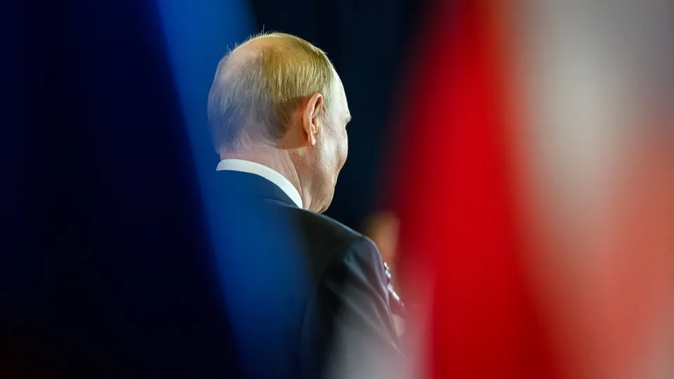 Организация, публиковавшая «открытый» рейтинг доверия к президенту, перестала выкладывать эти данные после резкого падения показателя до 29,5%. Параллельно снижается и рейтинг одобрения, в то время как поддержка правительства растёт.
